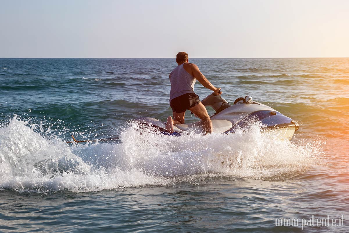 La patente è obbligatoria per condurre le moto d'acqua e imbarcazioni per lo sci nautico